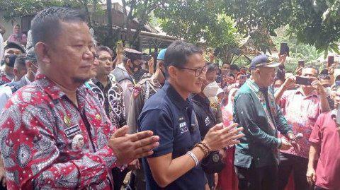 Camat Sipispis saat dampingi&nbsp;Menteri Sandiaga Salahuddin Uno