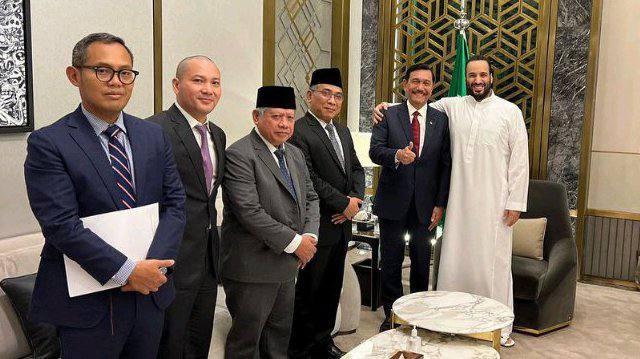 Luhut Binsar Pandjaitan dan Putra Mahkota Arab Saudi Mohammed bin Salman.  