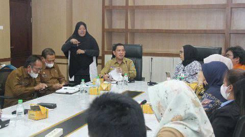 Kunjungan kerja Komisi Nasional Disabilitas (KND) dalam rangka sarasehan dan sosialisasi tentang KND di Ruang Rapat Kantor Gubernur Jalan Diponegoro Nomor 30 Medan, Selasa (14/6). 