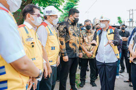 Wali Kota Medan saat peninjauan pembangunan infrastruktur 