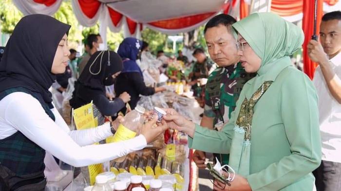 Ketua Umum Persit KCK Ny. Dudung Abdurahman meninjau hasil Usaha Mikro Kecil dan Menengah (UMKM) anggota Korem 084/BJ 