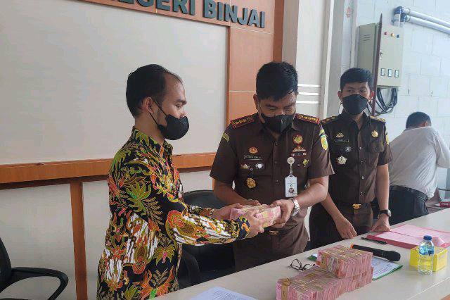 Penyerahan uang tunai sebesar Rp500 juta diterima langsung oleh Kasi Pidana Khusus Kejari Binjai