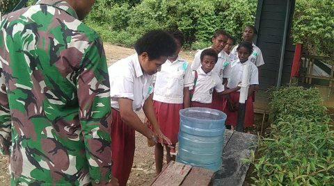 Satgas Pamtas Yonif 126/KC Sosialisasikan Cuci Tangan Kepada Siswa-Siswi Perbatasan