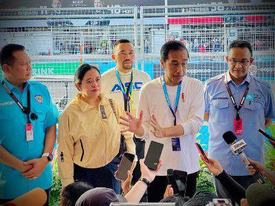 Presiden Jokowi saat menonton Formula E
 Jakarta, Sabtu (4/6)