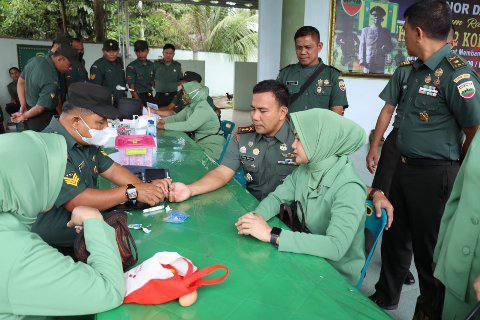 Dandim 0209/Labuhanbatu Letkol Inf Asrul Kurniawan Harahap, S.E., M.Tr (Han) mengikuti donor darah 