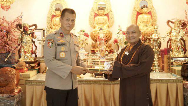 Brigjen Pol Mardiaz Kusin Dwihananto dan YM Bhiksu Samantha Kusala Mahastavira