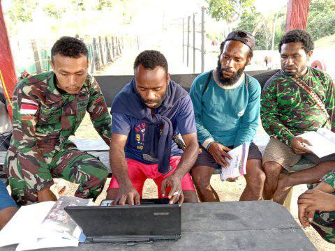 Prajurit TNI dan pemuda Papua belajar bersama 