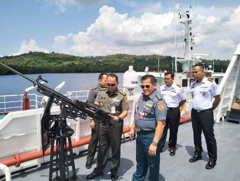 Letkol Bakamla Decky memaparkan tentang kemampuan alusista yang telah dibekali senjata dari Kemenhan RI.