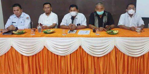 Ketua KPU Binjai (tengah/kemeja putih)