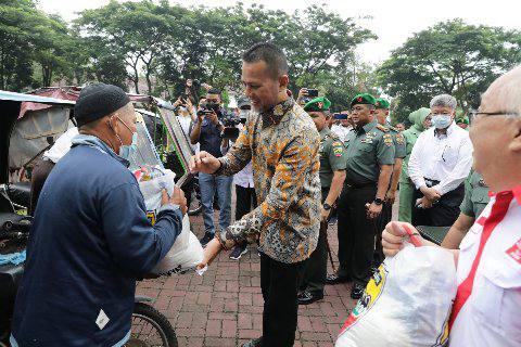 Musa Rajekshah bersama Pangdam I/BB Mayjen Achmad Daniel Chardin saat meninjau Donor Darah dan memberikan Sembako kepada masyarakat kurang mampu, pada acara Bakti Sosial dan Donor Darah HUT Kodam I BB yang ke-72.