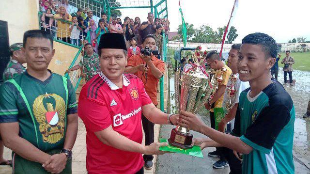 Trophy juara pertama Piala Kasad Tahun 2022 diraih Ponpes Darul Muhsinin dan diserahkan oleh Wakil Bupati Labuhanbatu Selatan.