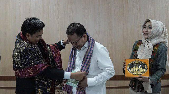 Afifi Lubis menerima kunjungan Wakil Menteri Pariwisata Kerajaan Kamboja Katoeu Mohammad Nossry di Ruang Rapat Kantor Gubernur, Jalan Diponegoro, Medan, Rabu (22/6).