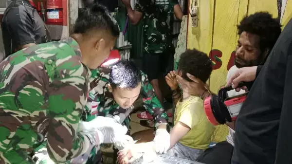 Kesigapan Satgas Yonif 143/TWEJ Tangani Luka Warga Tatakra
