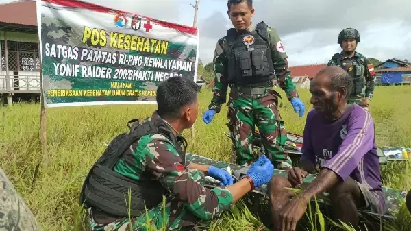 Pelayanan kesehatan oleh Satgas Yonif Raider 200/BN 