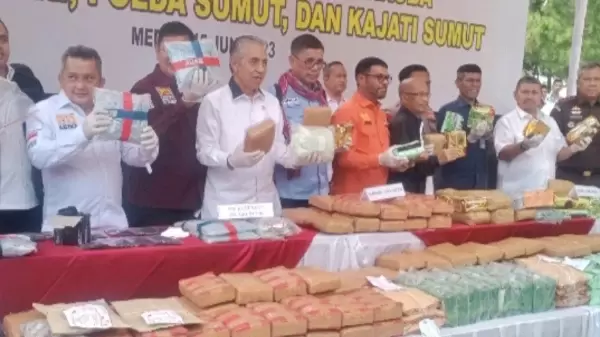 Sejumlah anggota DPR RI Komisi III mengikuti pemusnahan barang bukti di Polda Sumut 