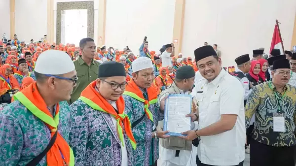 Bobby Nasution melepas jemaah calon haji 