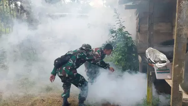 Prajurit TNI memberantas nyamuk malaria 