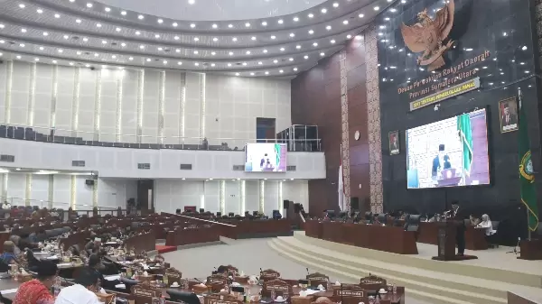 Rapat Paripurna&nbsp;dalam agenda Pengambilan Keputusan Bersama dengan DPRD Sumut&nbsp; tentang Pertanggungjawaban Pelaksanaan APBD Provsu TA. 2022 di Ruang Sidang Paripurna Gedung DPRD Sumut, Selasa (27/6).