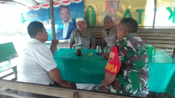 Sertu Rido Abdullah melaksanakan kegiatan komunikasi sosial (Komsos) di Kelurahan Urung Kompas