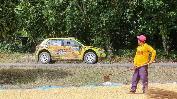 Kejuaraan Nasional (Kejurnas) Reli Putaran l, KFC Danau Toba Rally 2023 di kawasan Hutan Tanaman Industri (HTI) Toba Pulp Lestari (TPL) Sektor Aek Nauli, Kabupaten Simalungun, Minggu (25/6).