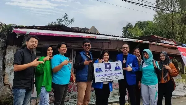 Boy Iskandar Warongan menyerahkan Plank kantor DPC PAN Siantar Selatan kepada Ketua DPC PAN Siantar Selatan Nadilla Nggraini