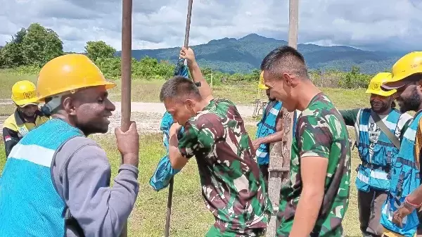 Pemasangan tiang listrik dengan bergotong royong