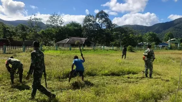 Kegiatan pembersihan lingkungan bersama masyarakat di Kampung Benawa