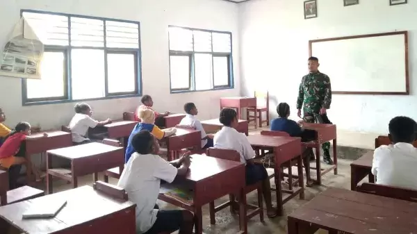 Prajurit Satgas saat memberikan motivasi 
