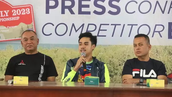 Musa Rajekshah, yang juga merupakan pembalap nasional, menghadiri konferensi pers KFC Danau Toba Rally 2023 di Aek Nauli, Jumat (23/6).