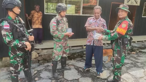 Penyerahan Alkitab pada Kepala SAB