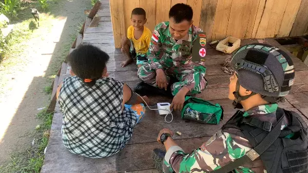 Pelayanan kesehatan Satgas Yonif 132/BS