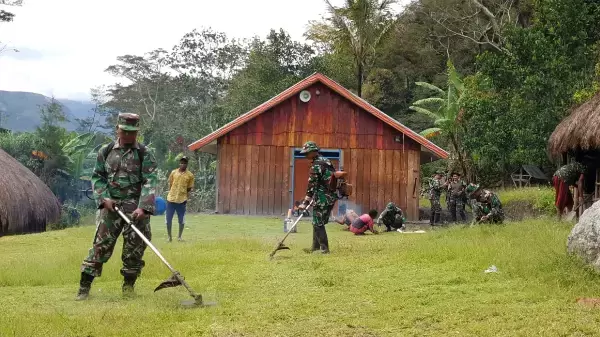 Bakti sosial pembersihan halaman gereja oleh Satgas Yonif Raider 200/BN