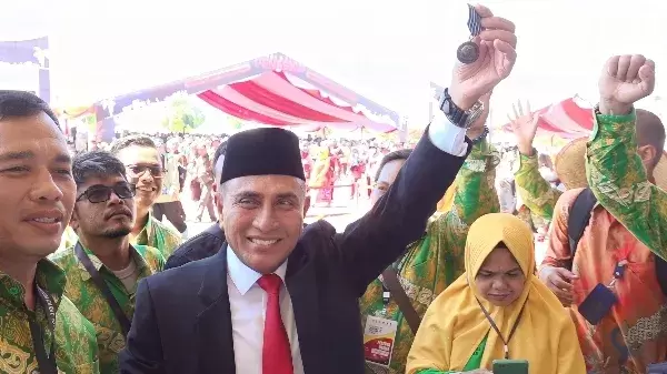 Edy Rahmayadi menerima tanda kehormatan Satya Lencana Wira Karya pada perhelatan pembukaan Pekan Nasional (Penas) XVI Kontak Tani dan Nelayan Andalan (KTNA) di Lapangan Udara Sutan Sjahrir (eks Bandara Tabing)