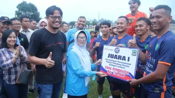 Wali Kota menyerahkan piala pada pemenang 