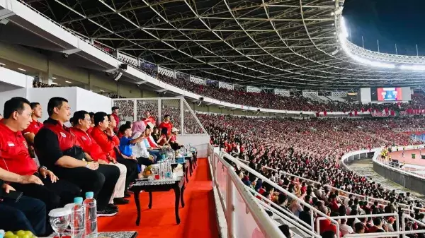 Presiden Jokowi saat menyaksikan laga FIFA Matchday timnas Indonesia melawan timnas Argentina di Stadion Utama Gelora Bung Karno, Jakarta, Senin (19/06/2023).