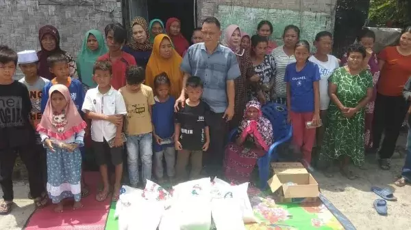 Pembagian beras kepada masyarakat 