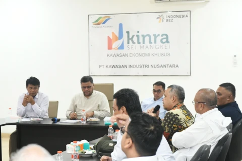 Rombongan North Sumatera Invest dan 9 konjen dan konsulat negara sahabat dari 9 negara di terima oleh Direktur PT Kawasan Industri Nusantara (KINRA) VT Moses Situmorang saat berkunjung ke Kawasan Ekonomi Khusus (KEK) Sei Mangkei, Rabu (26/6). 