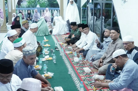 Dr Moettaqien Hasrimi, S.STP, M.Si di upa-upa oleh alim ulama di Mesjid Al Mukminin