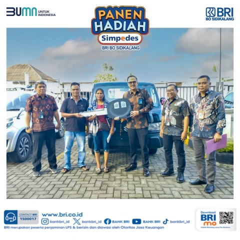 Penyerahan hadiah kepada pemenang Undian
