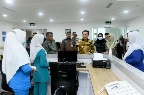 Agus Fatoni Cek Pelayanan dan Berdialog dengan Pasien-Pengunjung RS Haji Medan