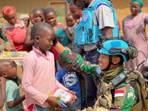 Kapten Inf Dea Ardhy berkoordinasi dengan Mayor Kimbalaka dari FARDC, tim ini menjalankan serangkaian kegiatan sosial yang menyentuh hati