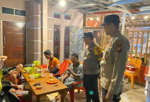 Kepala Subsektor Pelalawan, Iptu Legito bersama personil saat Cipkon KRYD di Wilayah Hukum Pelalawan.