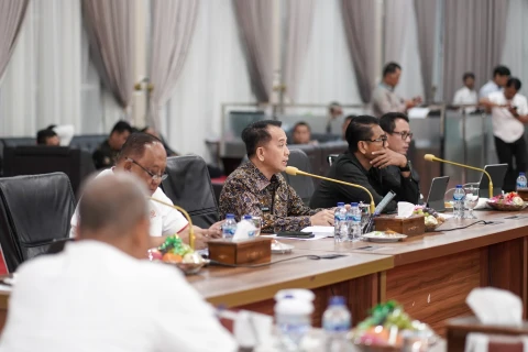 Agus Fatoni memimpin Rapat Koordinasi Percepatan Persiapan Pelaksanaan PON XXI Aceh-Sumut di Aula Tengku Rizal Nurdin Jalan Sudirman Nomor 41 Medan, Kamis (27/6) malam.