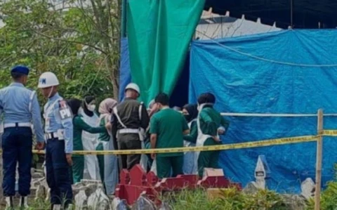 Proses ekshumasi dilakukan di pemakaman umum