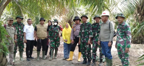 Kapten Cba Karnilawati Danramil 02 Tanah Putih Kapolsek Tanah Putih dan Pemkab Rohil dan Masyarakat meninjau lokasi yang dilaporkan atas perusakan yang dilakukan oleh PT RUJ.
