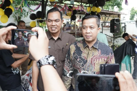 Dr Moettaqien Hasrimi, S.STP, M.Si pantau pelaksanaan pangkas gratis