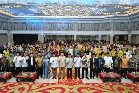 Surya resmi menutup Seleksi Tilawatil Qur'an dan Hadits (STQH) XIX Tingkat Provinsi Sumut  yang diselenggarakan di Aula Raja Inal Siregar, lantai 2 Kantor Gubernur Sumut, Jalan Diponegoro No. 30, Medan, Senin Malam (16/6/2025).