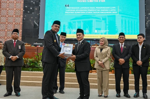 Bobby Nasution menerima Laporan Hasil Pemeriksaan (LHP) Laporan Keuangan Pemerintah Daerah (LKPD) Provinsi Sumatera Utara Tahun Anggaran 2024, dengan predikat Opini Wajar Tanpa Pengecualian (WTP), dari Badan Pemeriksa Keuangan (BPK) Republik Indonsesia di Ruang Sidang Paripurna DPRD Sumut Jalan Imam Bonjol Nomor 5 Medan, Kamis (12/6/2025).