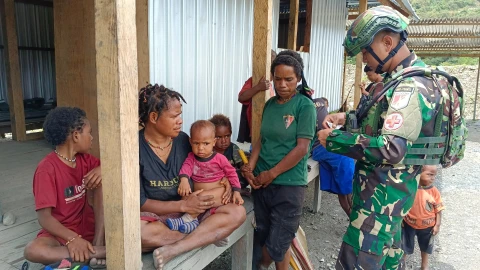 Bentuk Nyata Kepedulian, Satgas Yonif 715/Mtl Berikan Pelayanan Kesehatan Dengan Cinta