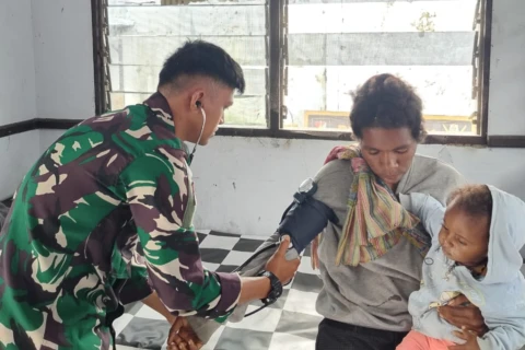 Serda Ishak dalam melaksanakan penanganan dan memberikan obat kepada mama Lani